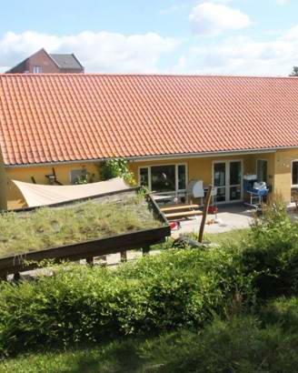 Børnehuset Ole Rømer set fra legepladsen