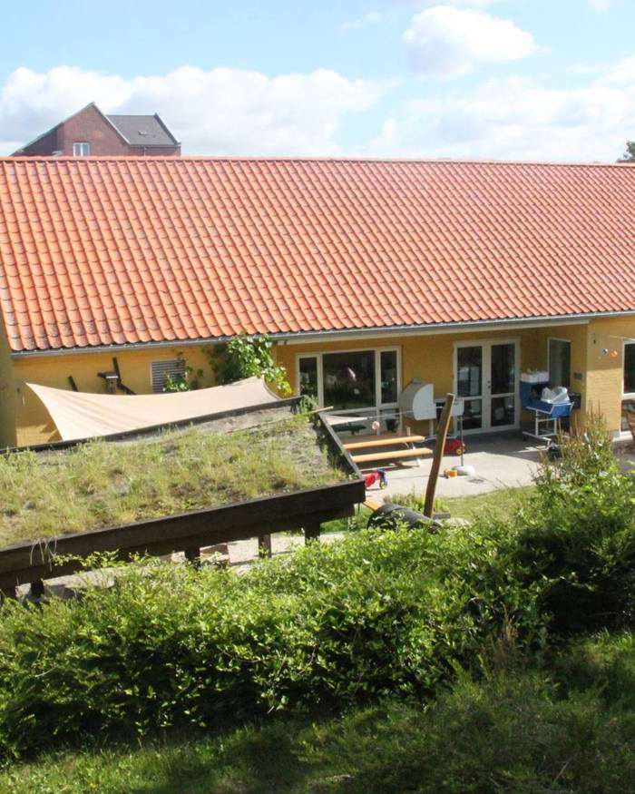 Børnehuset Ole Rømer set fra legepladsen