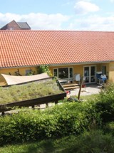Børnehuset Ole Rømer set fra legepladsen