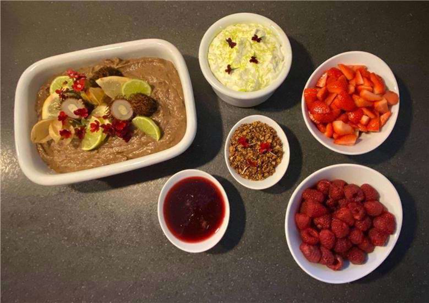 Frokost fra køkkenet – flot pyntet øllebrød med lækkert tilbehør