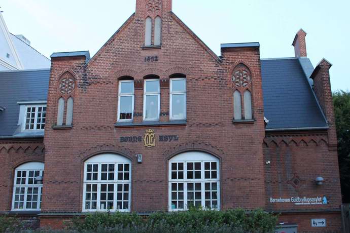 Børnehaven Guldbryllupsasylet set ude fra Sankt Pauls Gade