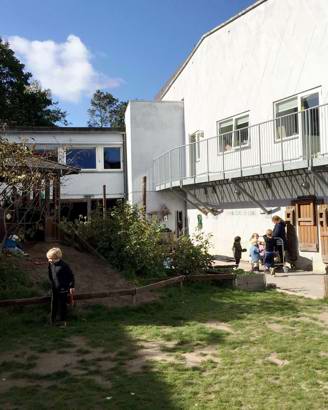 Børnehuset set fra legepladsen