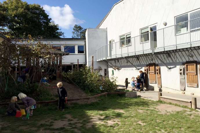 Børnehuset set fra legepladsen