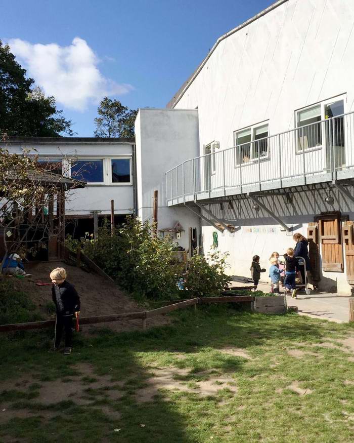 Børnehuset set fra legepladsen