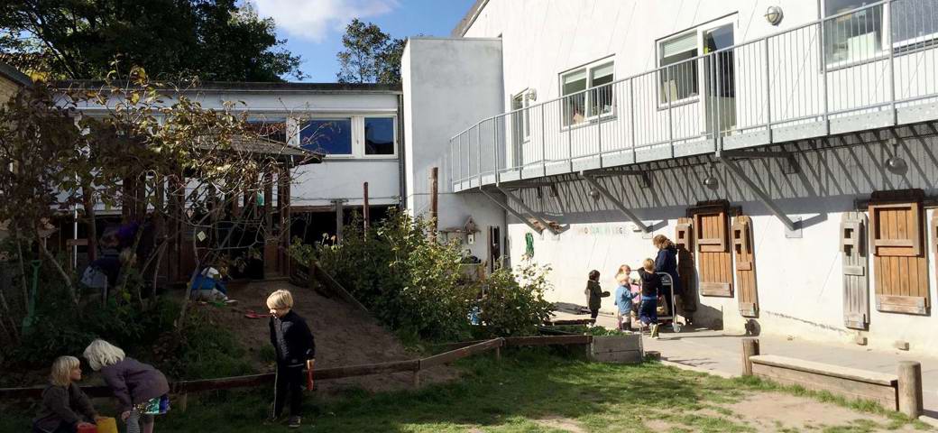 Børnehuset set fra legepladsen