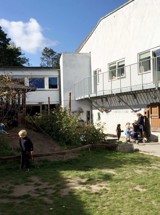 Børnehuset set fra legepladsen