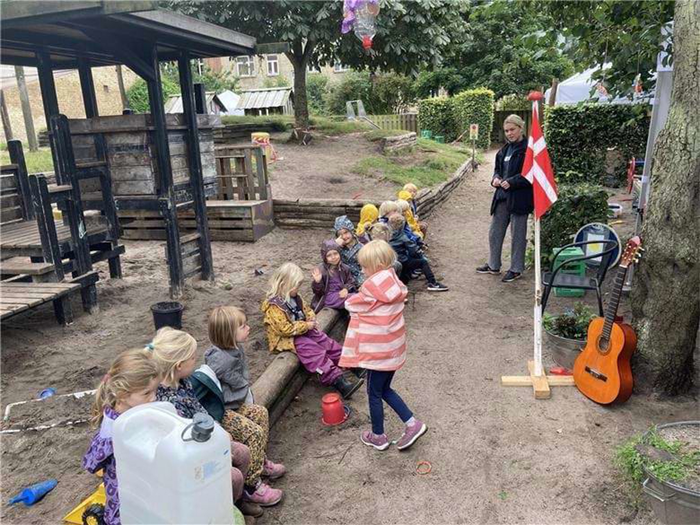 Flag, guitar og børn på legepladsen – vi fejrer fødselsdag