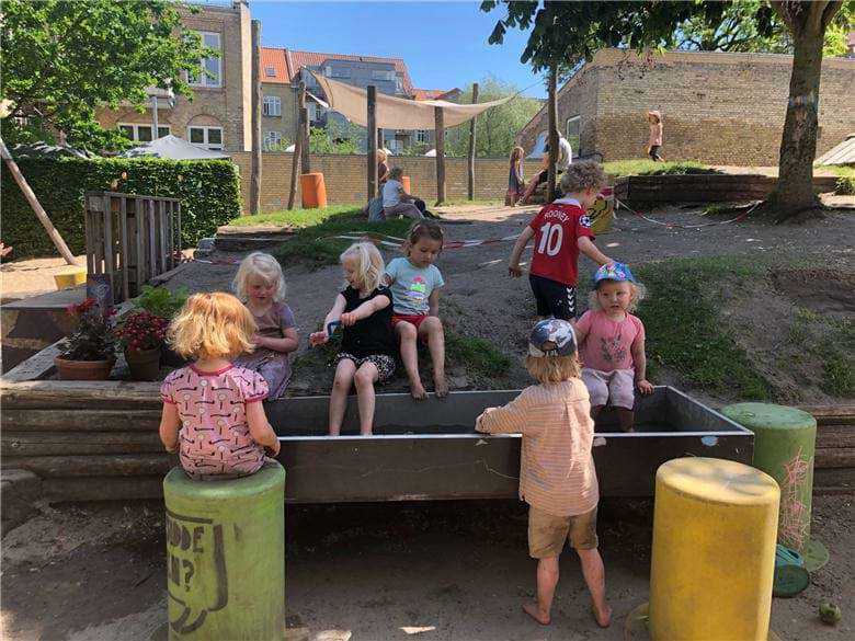 Sommerstemning på børnehavens legeplads