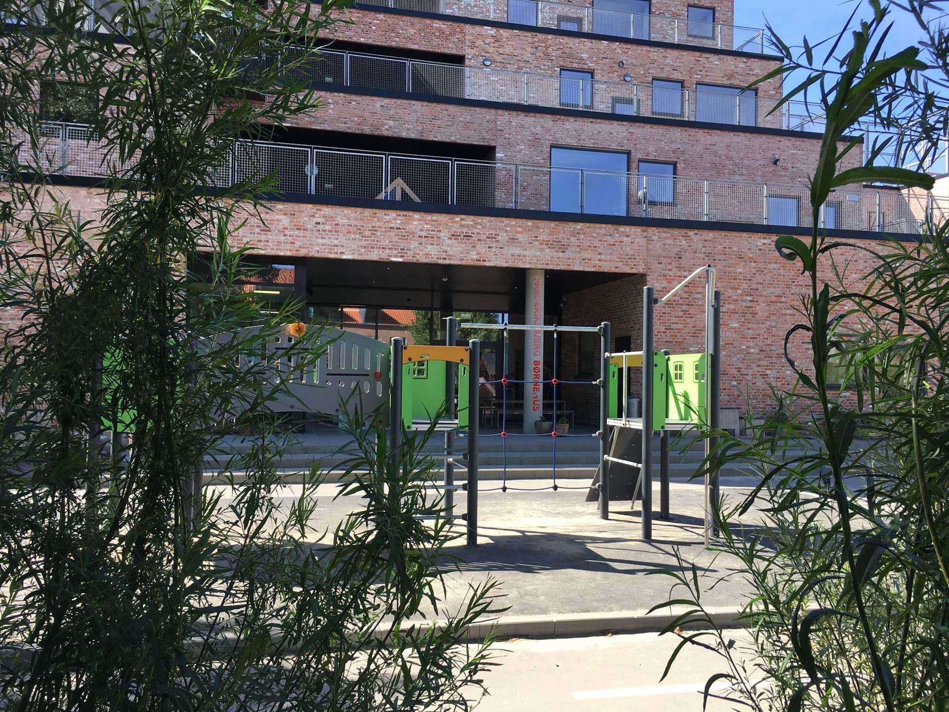 Børnehuset set fra legepladsen, hvor der er indgang