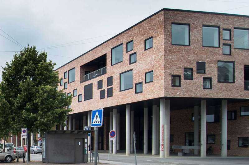 Frederiksbjerg Skole, hvor dagtilbuddets administration holder til, set fra Ingerslevs Boulevard