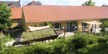 En af dagtilbuddets afdelinger på Frederiksbjerg set fra legepladsen