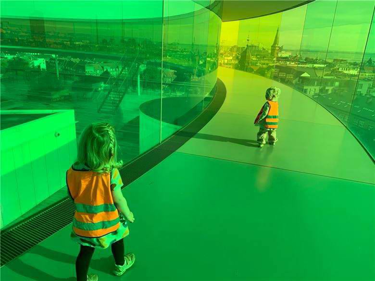 En gruppe fra vuggestuen er på besøg på ARoS