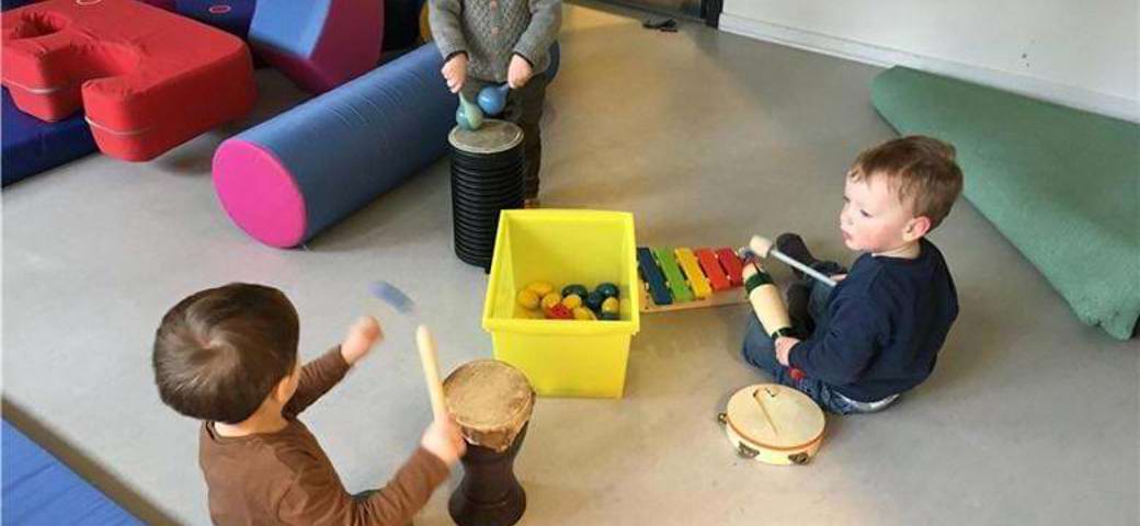 Børn spiller musik i motorikrum