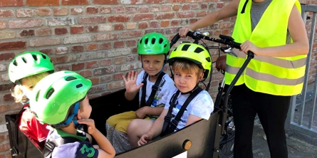 Voksen og fire børn på tur med ladcykel