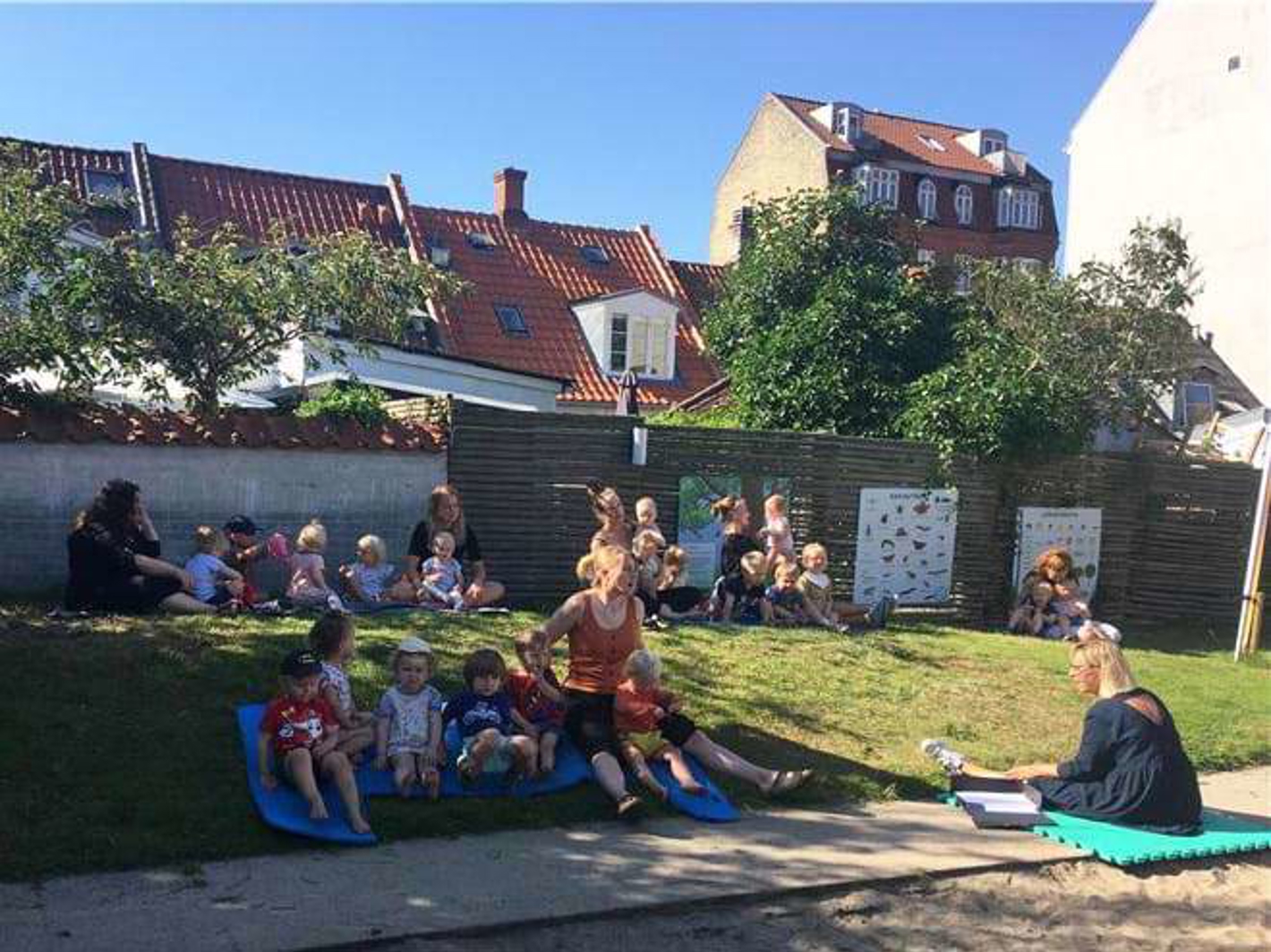 Fredagssang på legepladsen