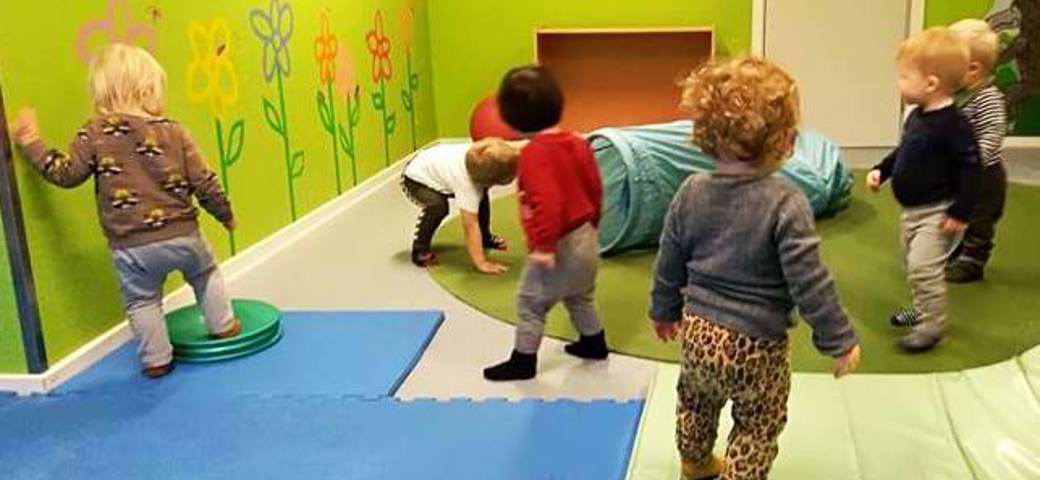 Vuggestuebørn tumler i børnehusets motorikrum